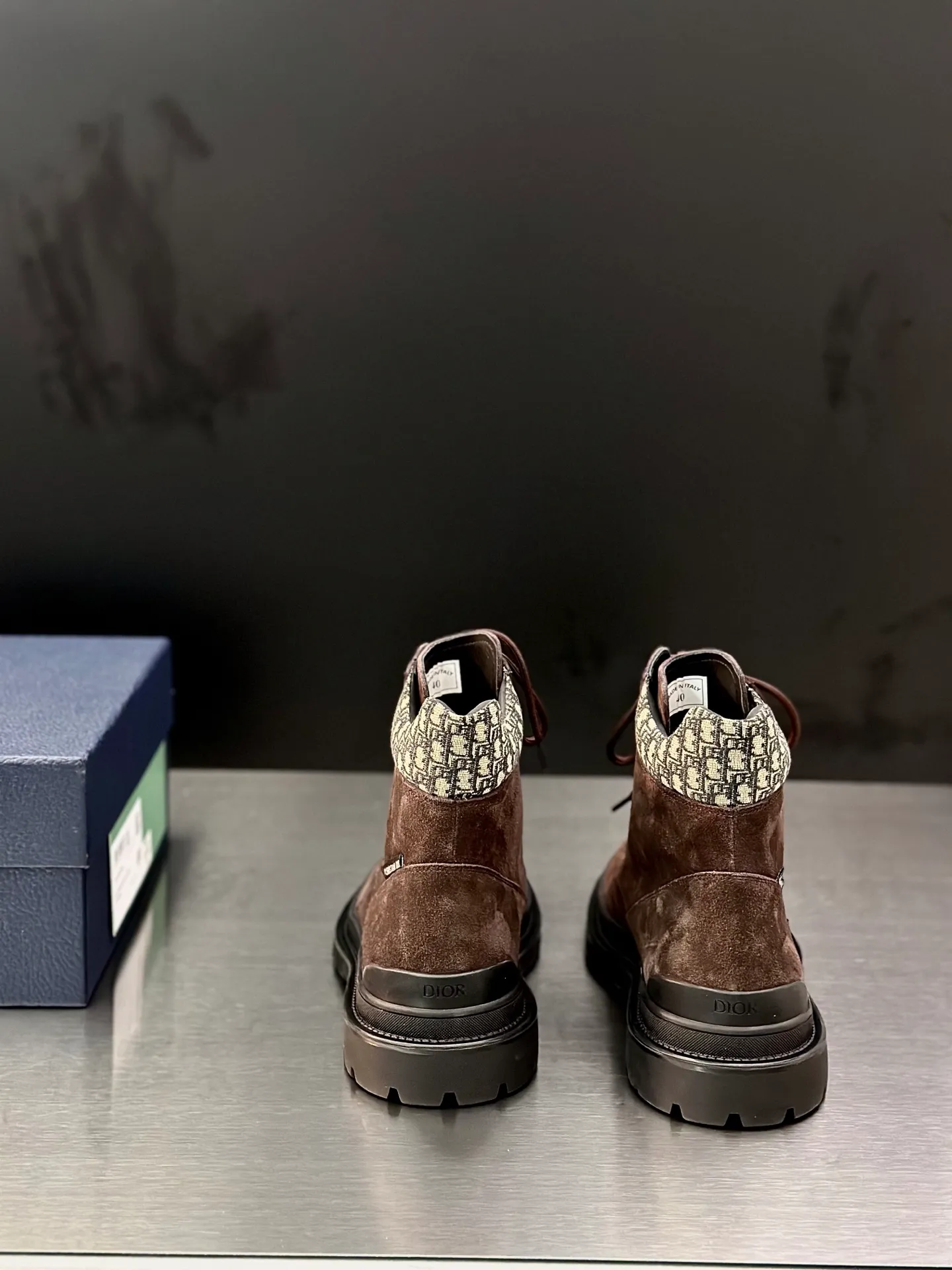 Men's shoes 💰960 Dior Dior high-top sneakers, top-quality goods produced in Dongguan, show version, leading counter trial style, Nappa cowhide material, light and breathable, soft and comfortable, easier to put on and take off, calfskin leather edging, distinctive sports style, genuine leather tongue Dior letter badge, showing the brand style, lightweight embossed pattern rubber sole, light and genuine leather feet, with original packaging Size: 39-40-41-42-43-44 (45, 46 customized) leather shoe size